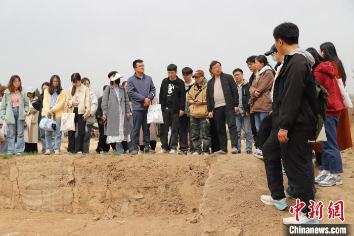 图为参观魏家崖遗址。满冠网页版_满冠(中国)官方文化遗产学院供图